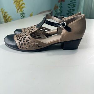Spring Step Women's Heels in Black and Tan